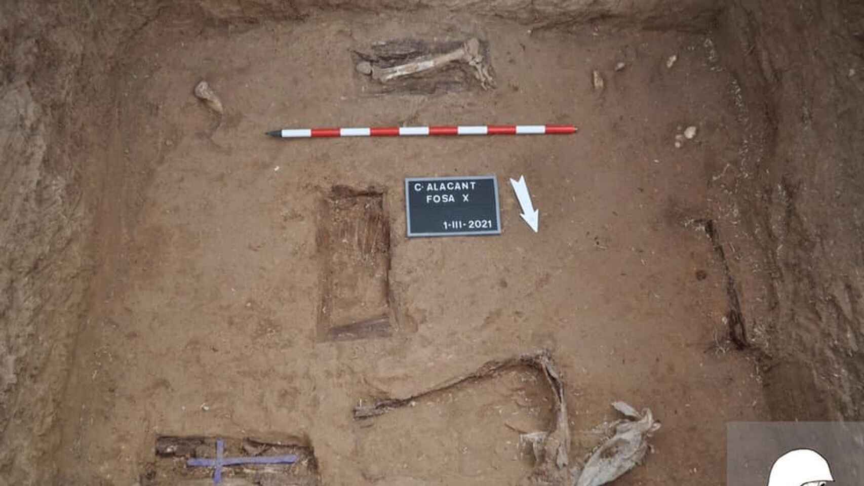En la exhumación de la fosa número 10 del cementerio de Alicante se encontró un féretro infantil con dos losetas en su interior.