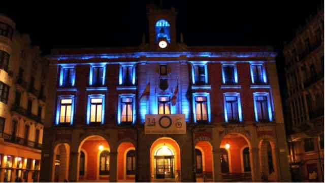 Fachada Ayuntamiento de Zamora de azul