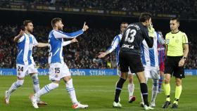 Los jugadores del Espanyol protestan el penalti al colegiado