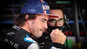 Fernando Alonso cerrando el puño dentro del garaje de Alpine
