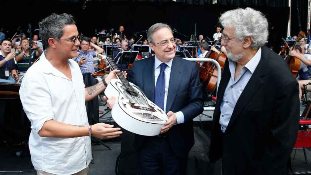 Alejandro Sanz, junto a Florentino Pérez y Plácido Domingo
