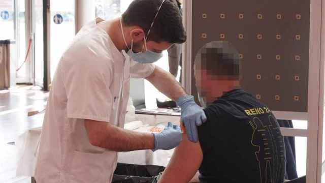 Un sanitario inyecta la vacuna contra la Covid-19 a un preso.