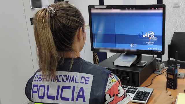 Policía Nacional investigando en un ordenador.