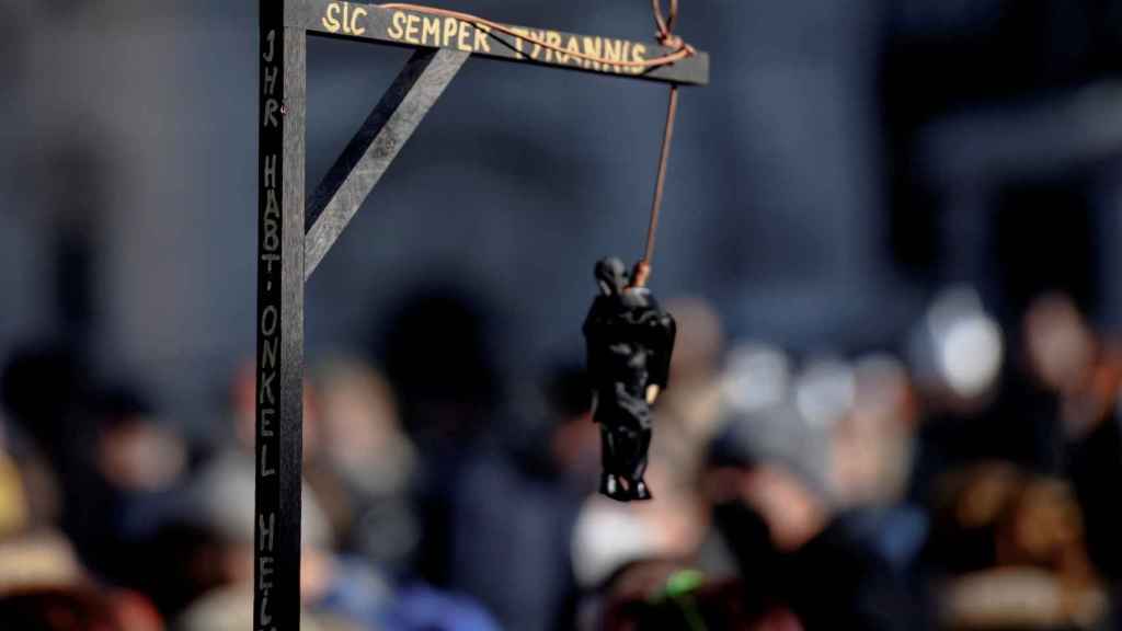 Una horca muestra la frase 'Sic semper tytannis' (Así siempre a los tiranos), durante la manifestación en Viena.