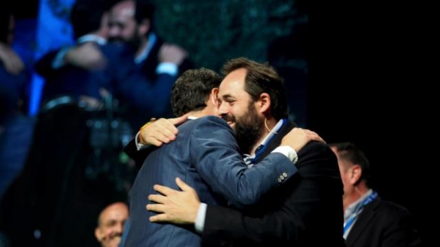 Paco Núñez se funde en un abrazo con Juanma Moreno, este domingo en Granada.