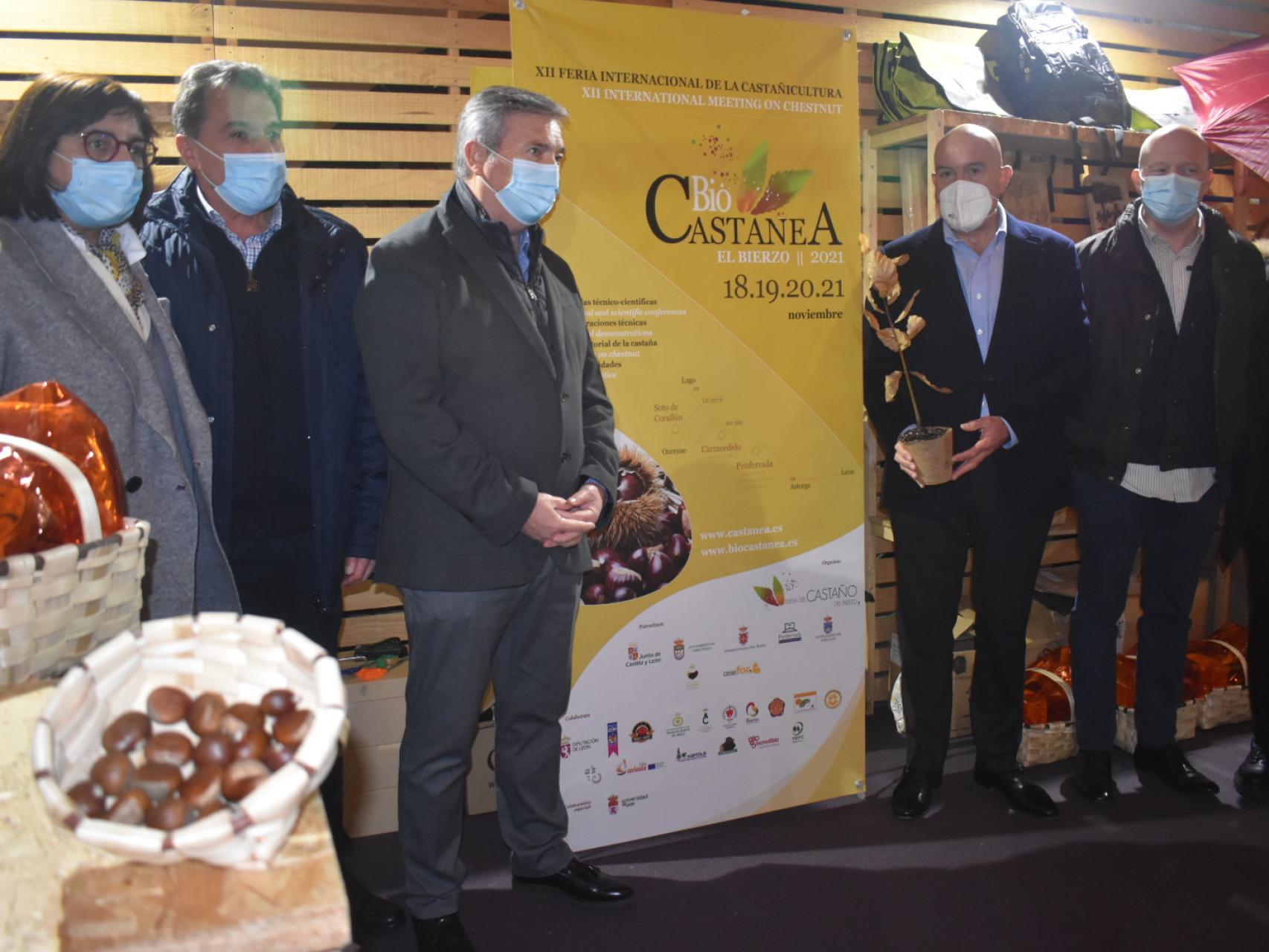 El consejero de Agricultura, Ganadería y Desarrollo Rural, José Julio Carnero, visita la Feria