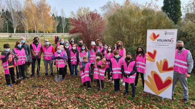 Participantes este domingo en la jornada de voluntariado medioambiental