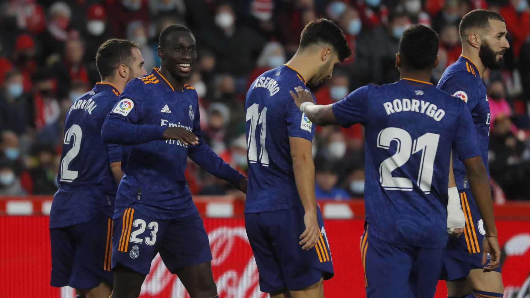 Los futbolistas del Real Madrid celebran el gol de Ferland Mendy al Granada, el cuarto del Real Madrid en el partido