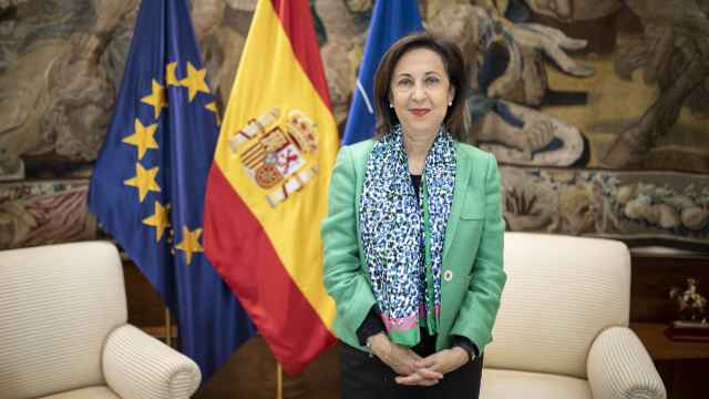 Las banderas de España, de la Unión Europea y de la OTAN presiden el despacho de Margarita Robles,