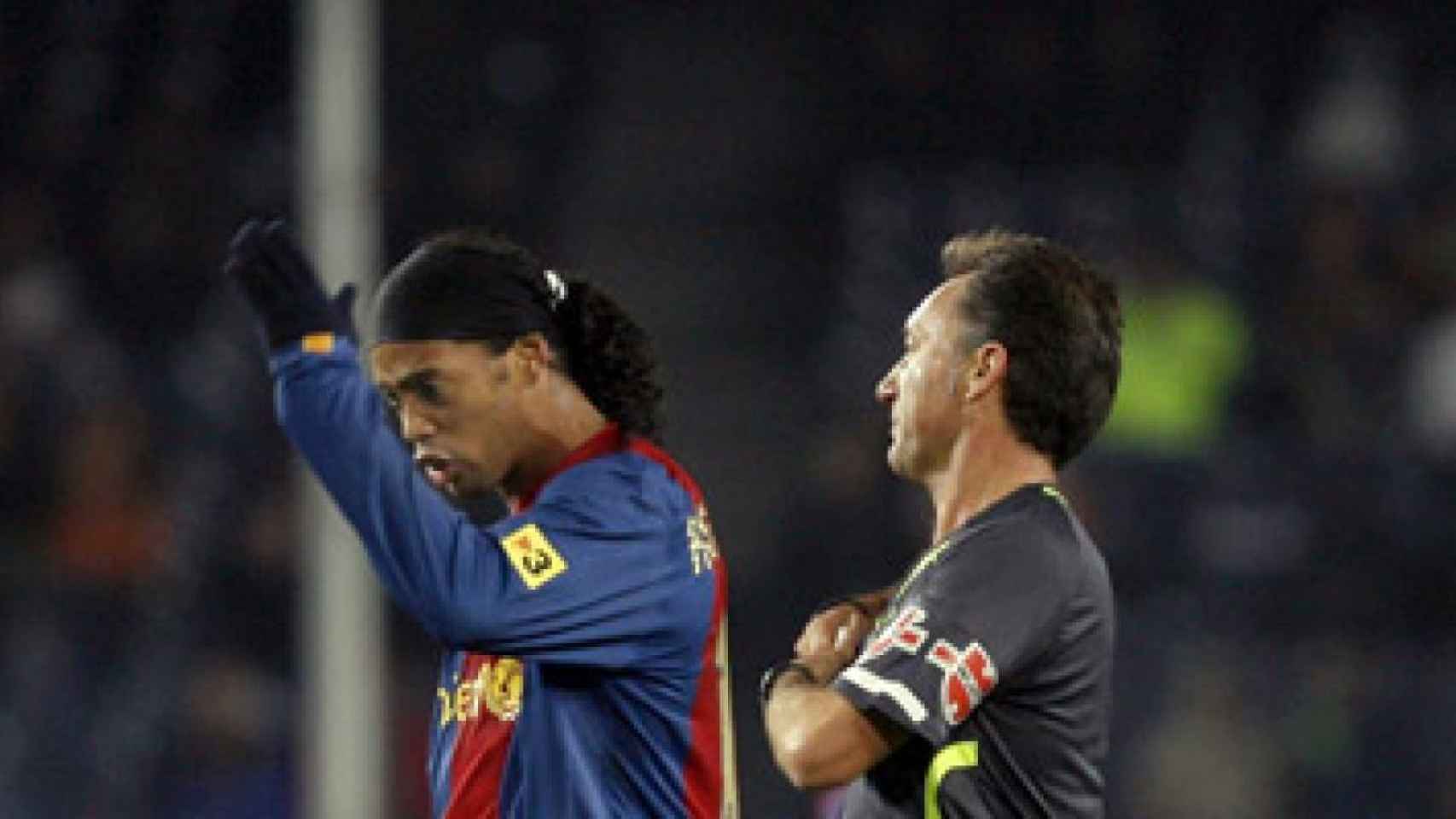 Ronaldinho y Luis Medina Cantalejo, durante un partido