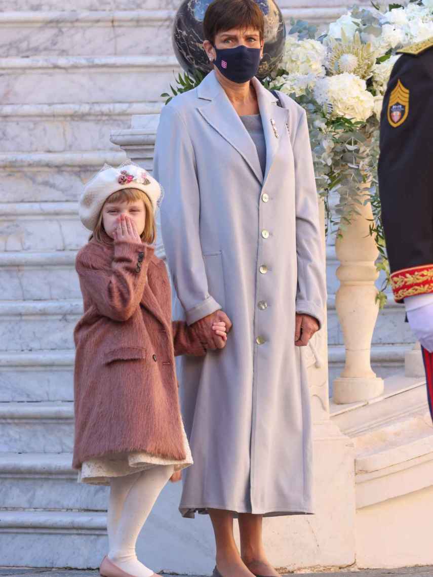 En el Día de Mónaco, la princesa Gabriella apostó por un abrigo de 1.300 euros.