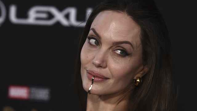 Angelina Jolie con joya en el labio.