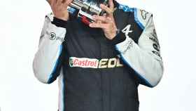 Fernando Alonso besando el trofeo de su podio en Catar