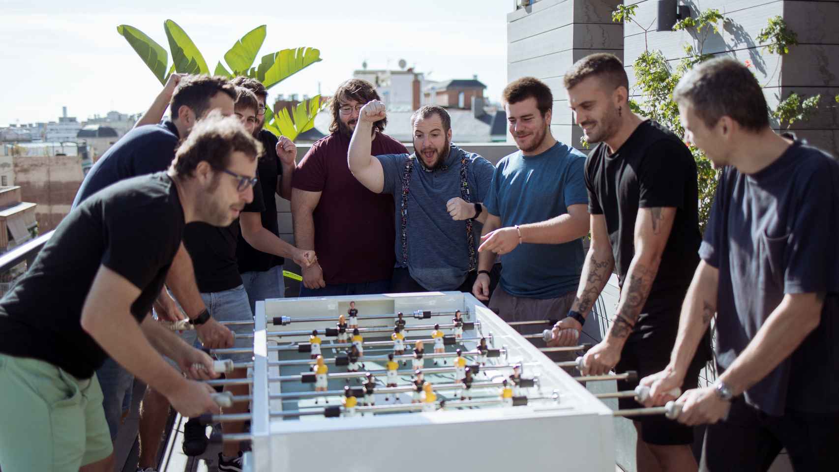 Equipo de la startup Champions Games disputando una partida de fútbol en un popular 'futbolín'.