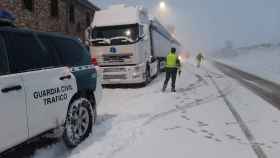 En carreteras nevadas es importante dejar carriles libres para los servicios de emergencia