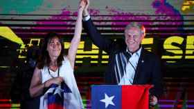 José Antonio Kast y su esposa María Pía levantan la mano en señal de victoria, en Santiago de Chile.