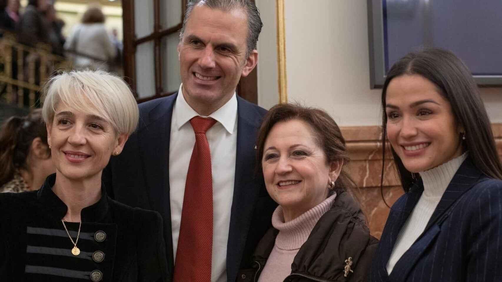 Inés Cañizares con Javier Ortega Smith y otras personas. Foto: El Español
