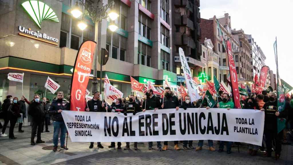 Cientos de personas se han concentrado en León para protestar por el ERE de Unicaja.