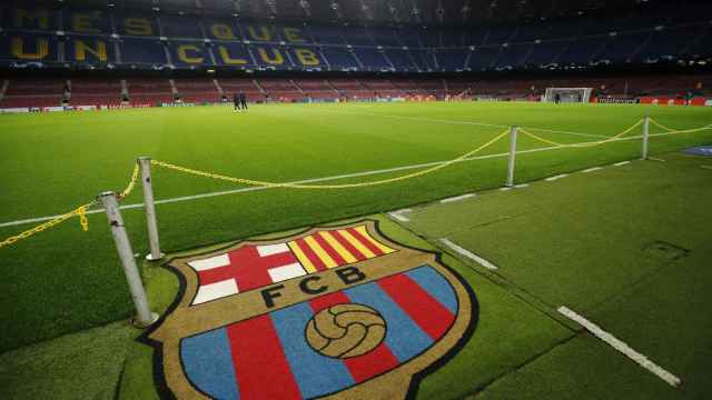 El escudo del FC Barcelona en el césped del Camp Nou