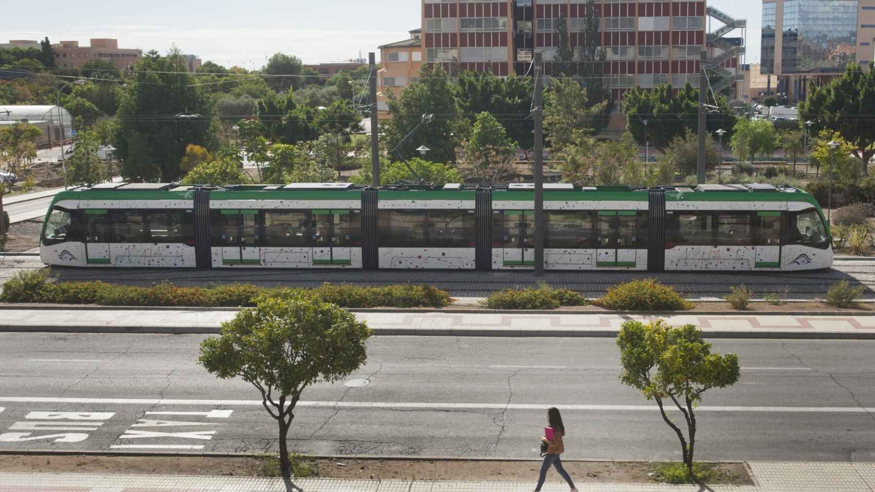 El Metro de Málaga, a su paso por el tramo de la Universidad.