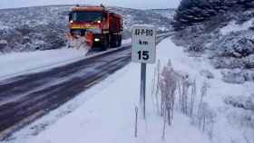 Efectivos de la Diputación de Ávila despejan las carreteras de nieve en la red provincial