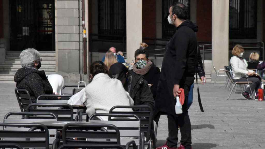 Unos ciudadanos toman algo en una terraza en la Plaza Mayor de Zamora en invierno