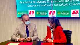 Carlos de la Sierra, presidente de la Fundación Globalcaja Cuenca, y Marta Peñuelas, presidenta de AMEP