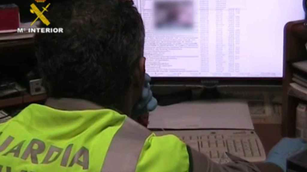 Un agente de la Guardia Civil observando una pantalla de ordenador.