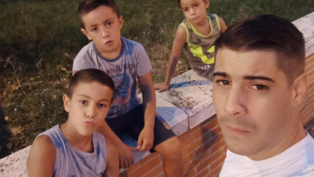Miguel, padre de los niños sustraídos en Aranjuez, junto a los tres pequeños.