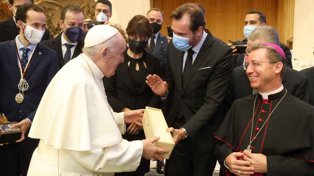 Óscar Puente hace entrega de dos botellas de vino al Papa francisco