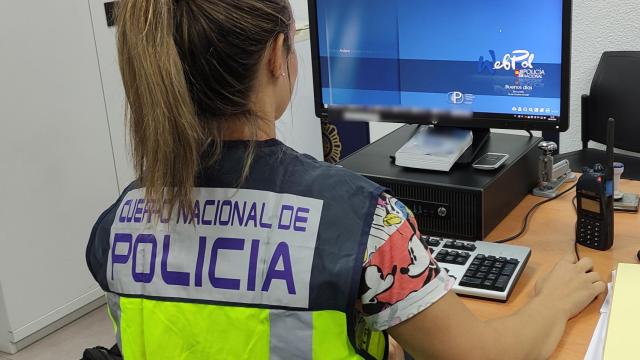 Una agente de la Policía trabaja con su ordenador.