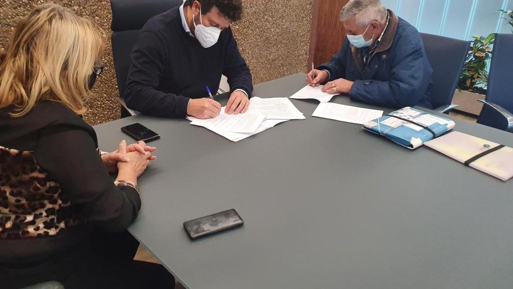 Carmen Olaiz y representantes de la asociación 'Alcazaba', en la firma del convenio