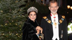 Los Reyes de España llegando a la cena de gala en el Palacio de Estocolmo.