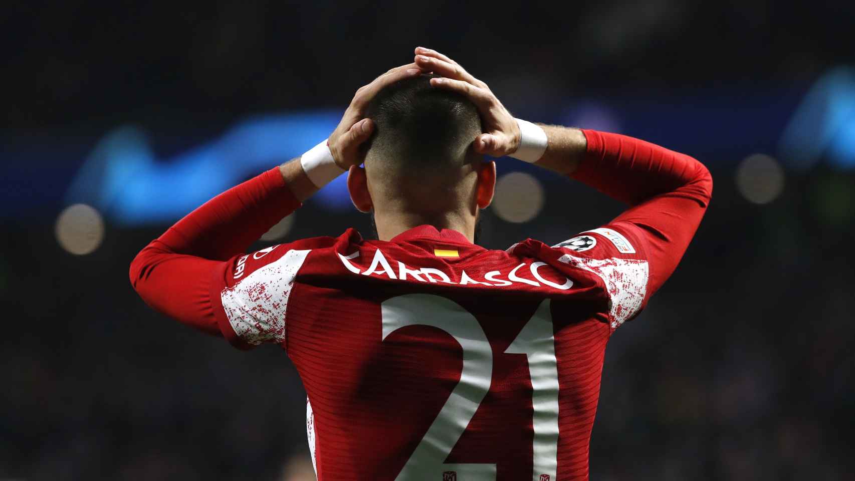 Yannick Carrasco se echa las manos a la cabeza tras una ocasión fallada del Atlético