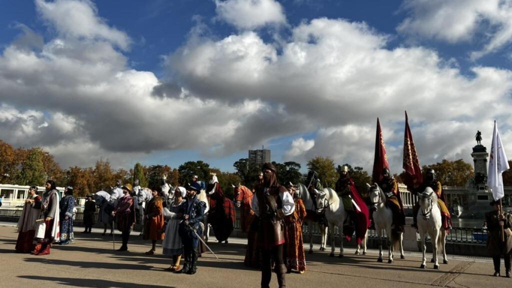 Los personajes de Puy du Fou, este miércoles en el Parque del Retiro de Madrid.