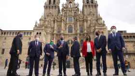 Los presidentes autonómicos posan en una fotografía en la Plaza del Obradoiro tras participar en la Cumbre de Santiago de Compostela. Foto:  Álvaro Ballesteros - Europa Press