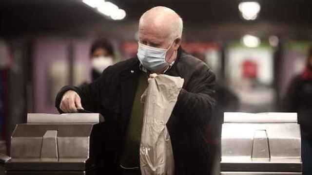 Un hombre mayor de 65 años utilizando el Metro de Madrid. EP