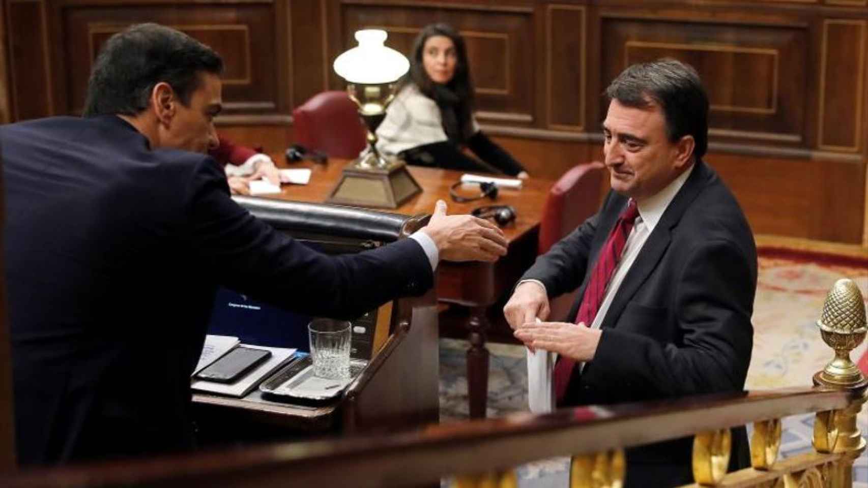 Aitor Esteban y Pedro Sánchez en el Congreso de los Diputados. EP
