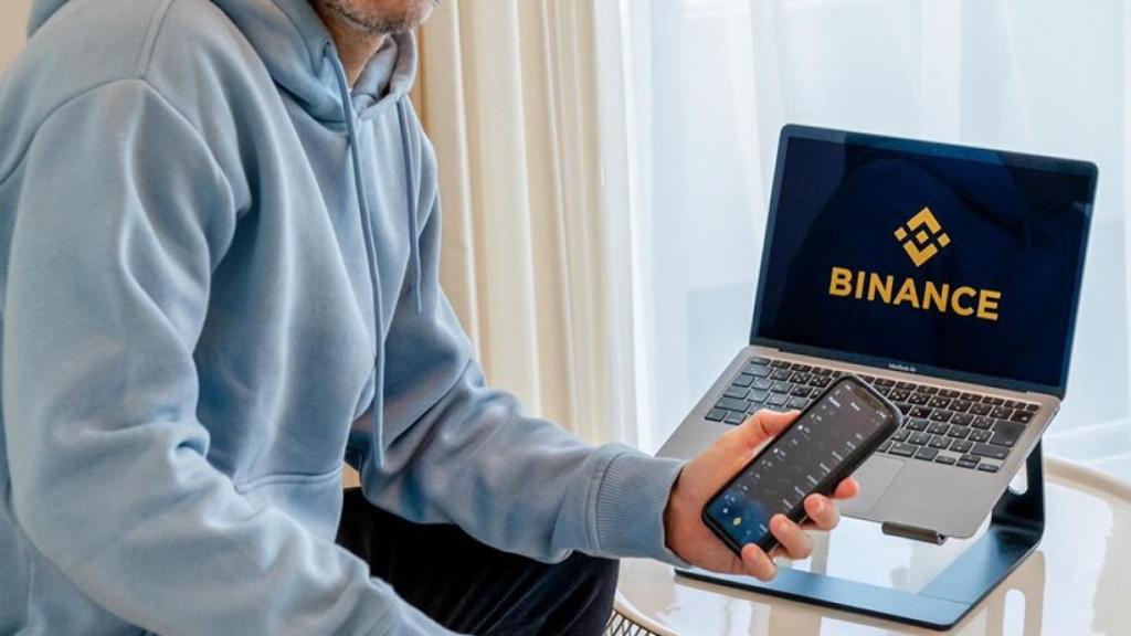 Iniesta en su publicidad de Binance en Twitter.