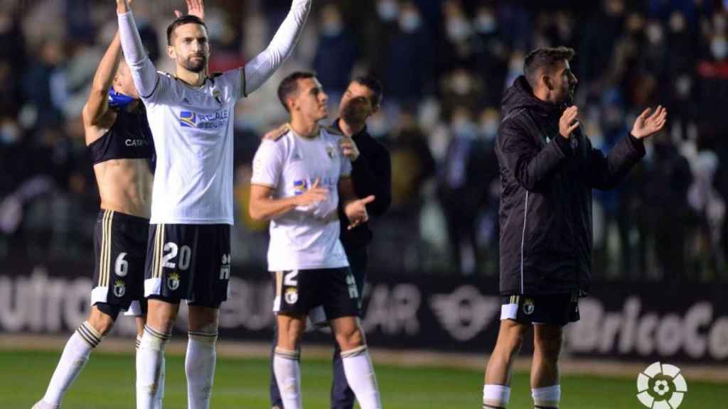 Los jugadores del Burgos celebran la victoria con su afición.