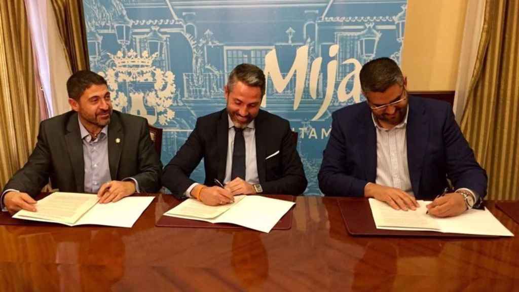 Maldonado (I) y González (D) en la firma del acuerdo para el mandato 2019-2023 entre PSOE y Cs.