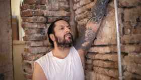El artista Rafael Amargo en su casa de calle La Palma, en la que fue detenido hace un año.