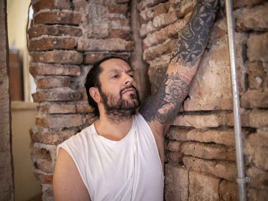 El artista Rafael Amargo en su casa de calle La Palma, en la que fue detenido hace un año.