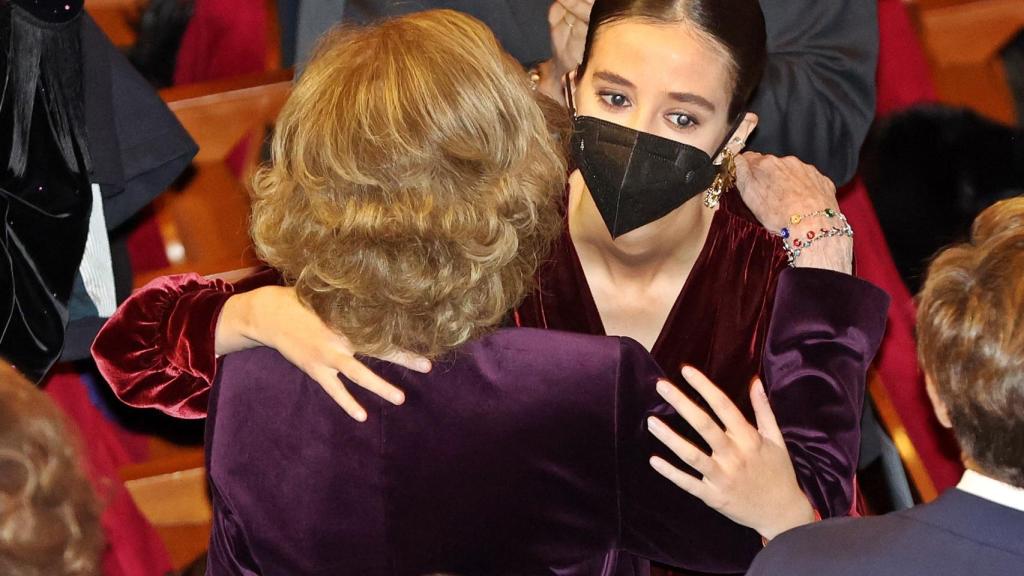 La reina Sofía y su nieta victoria Federica se fundieron en un gran abrazo este miércoles en el Teatro Real.