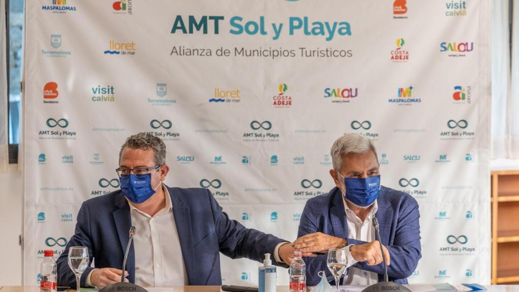Antonio Pérez, alcalde de Benidorm y José Miguel Rodríguez Fraga, alcalde de Adeje, en la asamblea.