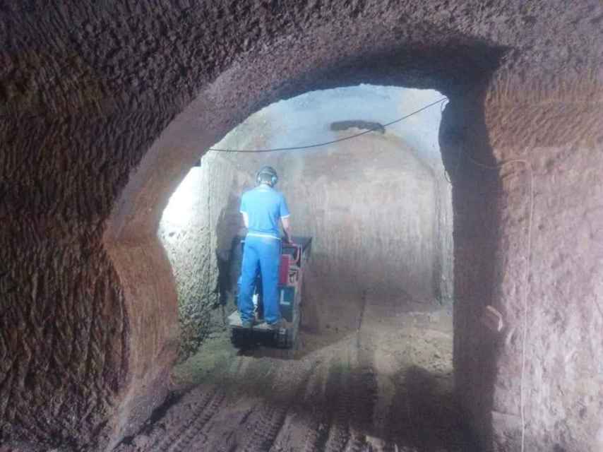 Un cuevero trabaja en la ampliación y reforma de una de las casas cueva que ha entregado Villalba Construcciones.