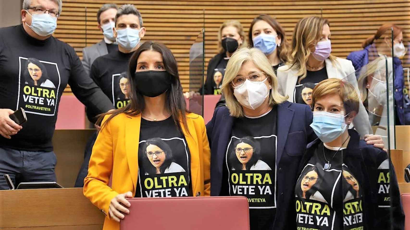 Diputados de Ciudadanos con la camiseta contra Mónica Oltra. EE