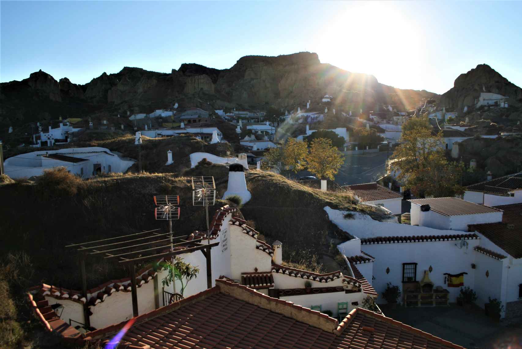Vista del hábitat troglodita en el Barrio de las Cuevas de Guadix.