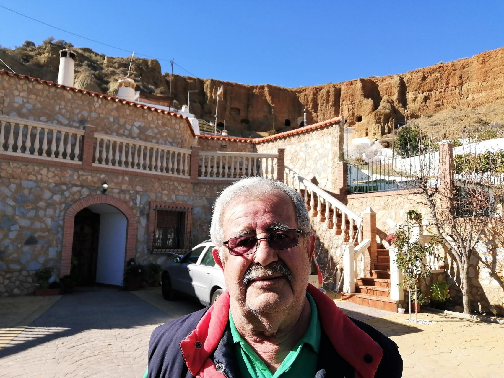 Manuel Rodríguez, en el patio de su casa cueva en Paulenca, en el término de Guadix.