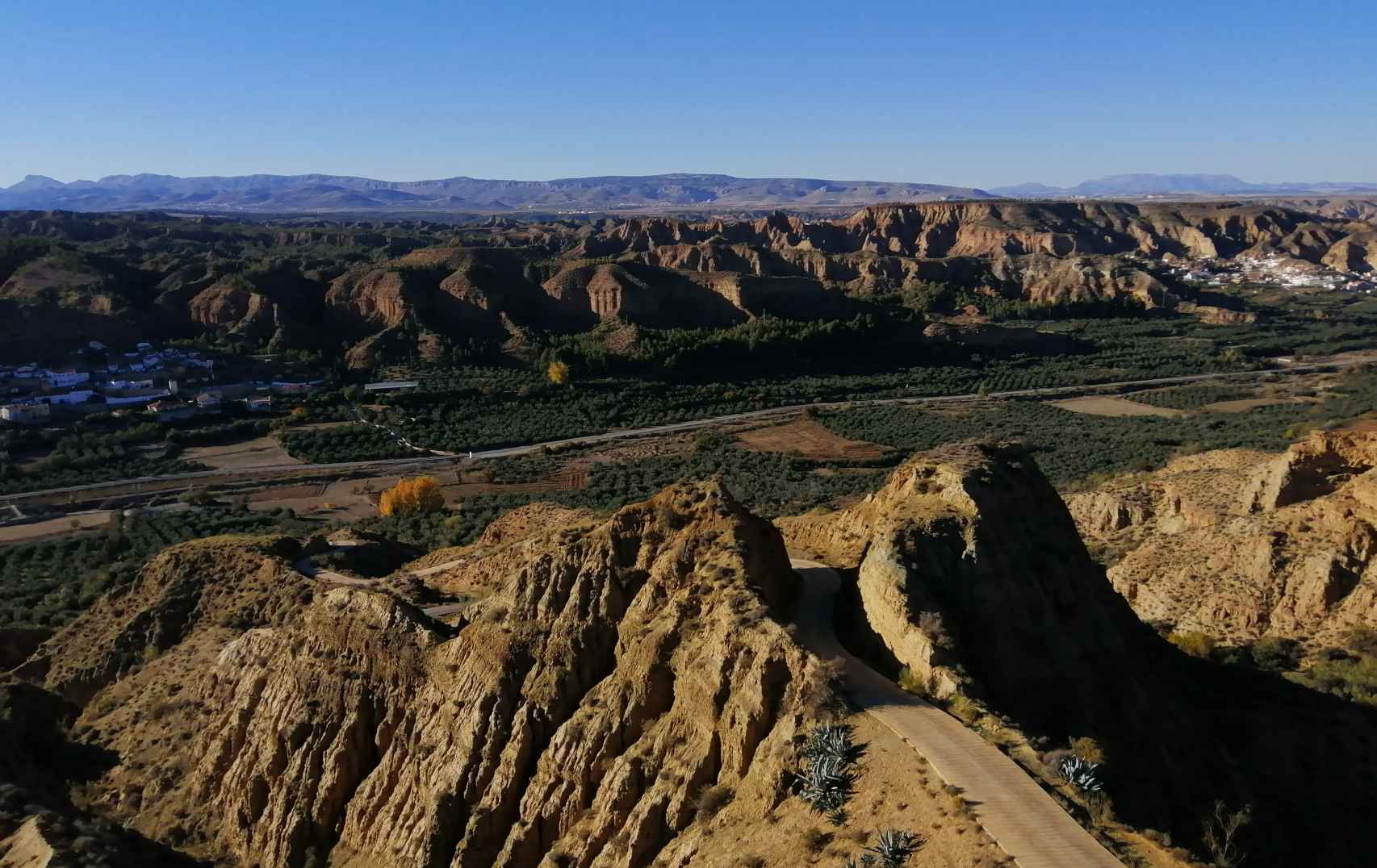El valle del río Alhama y los pueblos de Beas de Guadix y Marchal, vistos desde el Mirador del Fin del Mundo.
